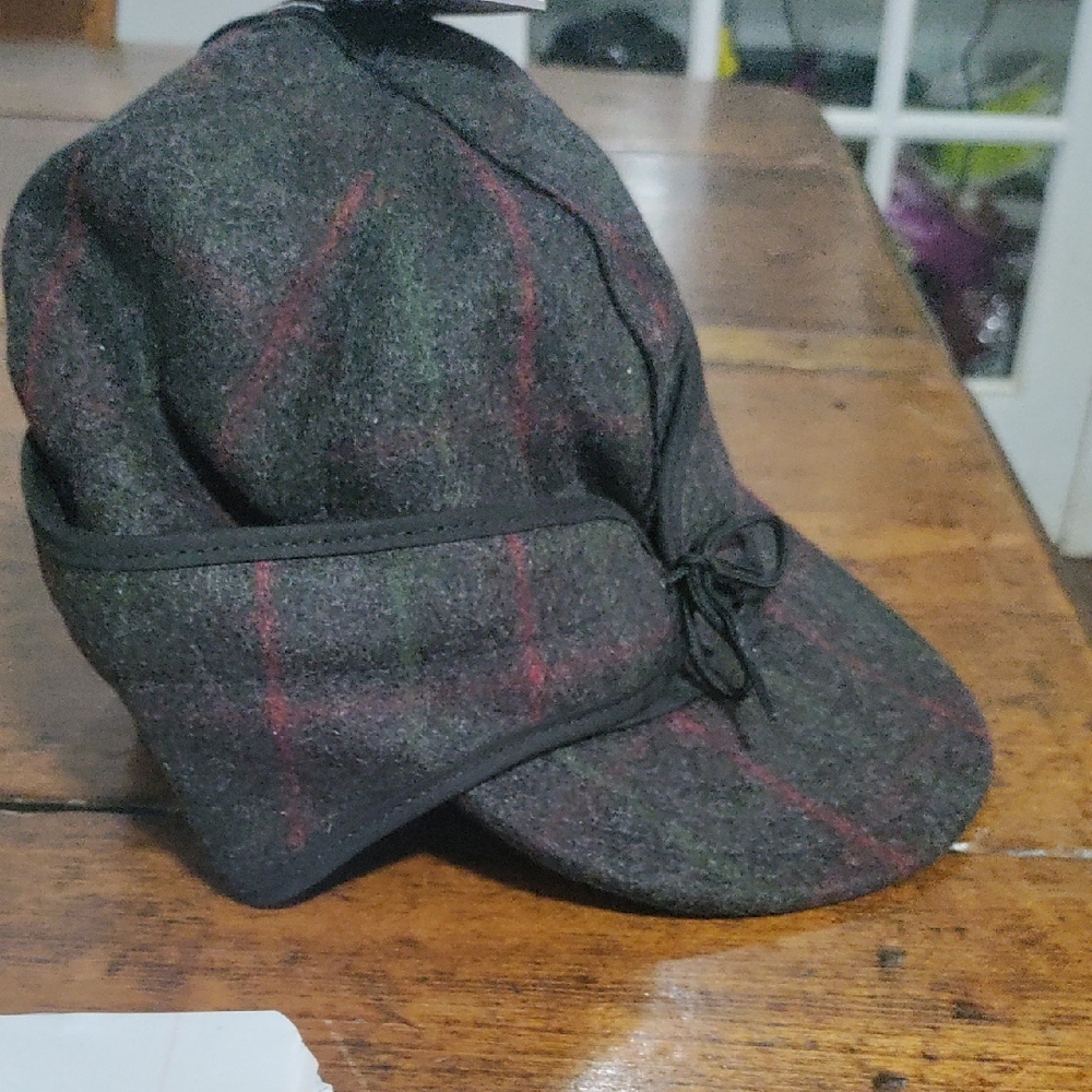 Men's Classic Wool Cap with Red and Green Accents